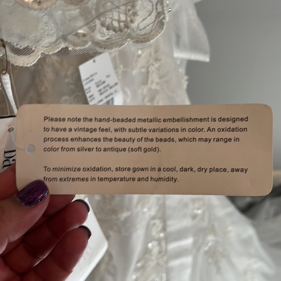 David’s bridal white wedding dress never used size 9. Comes with veil and belt - Picture 15 of 16